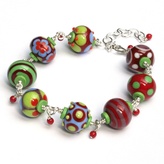 "Vårfrisk" - lampwork armbånd i grønn, rød og lavendel blå