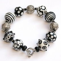 TUX II - lampwork armbånd i svart og hvitt - RESERVERT ANNE