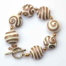 Golden swirls - lampwork armbånd i elfenben hvitt og gull - RESERVERT ANNE