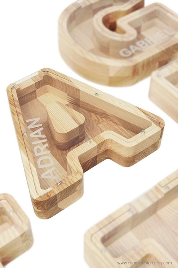 Sparebøsser med forskjellige bokstaver og med inngravering